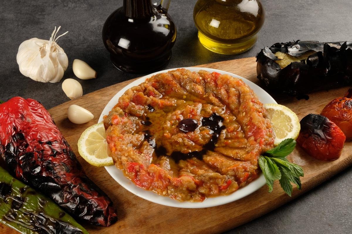 Közlenmiş patlıcan salatası