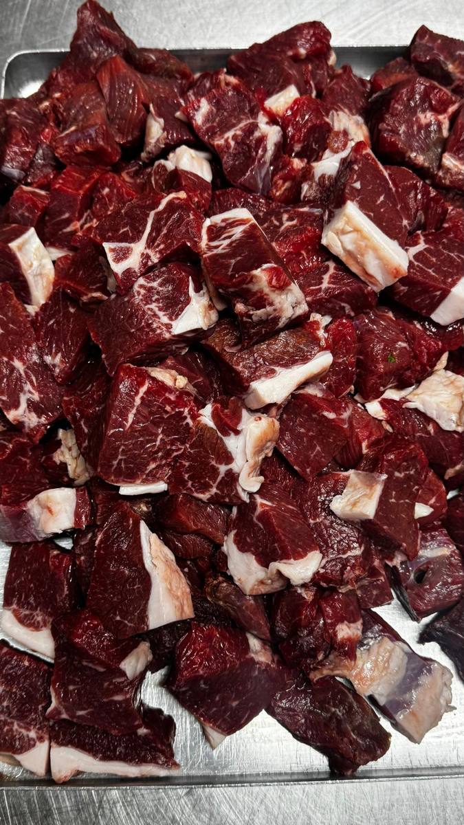 Kuşbaşı kebap için doğranmış et hazırlığı