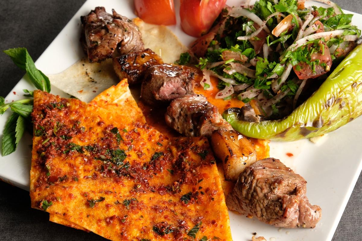 Kuşbaşı şiş kebap, lahmacun ve soğan salatası