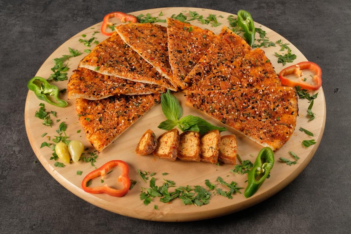 Taş fırında pişmiş lahmacun tabağı
