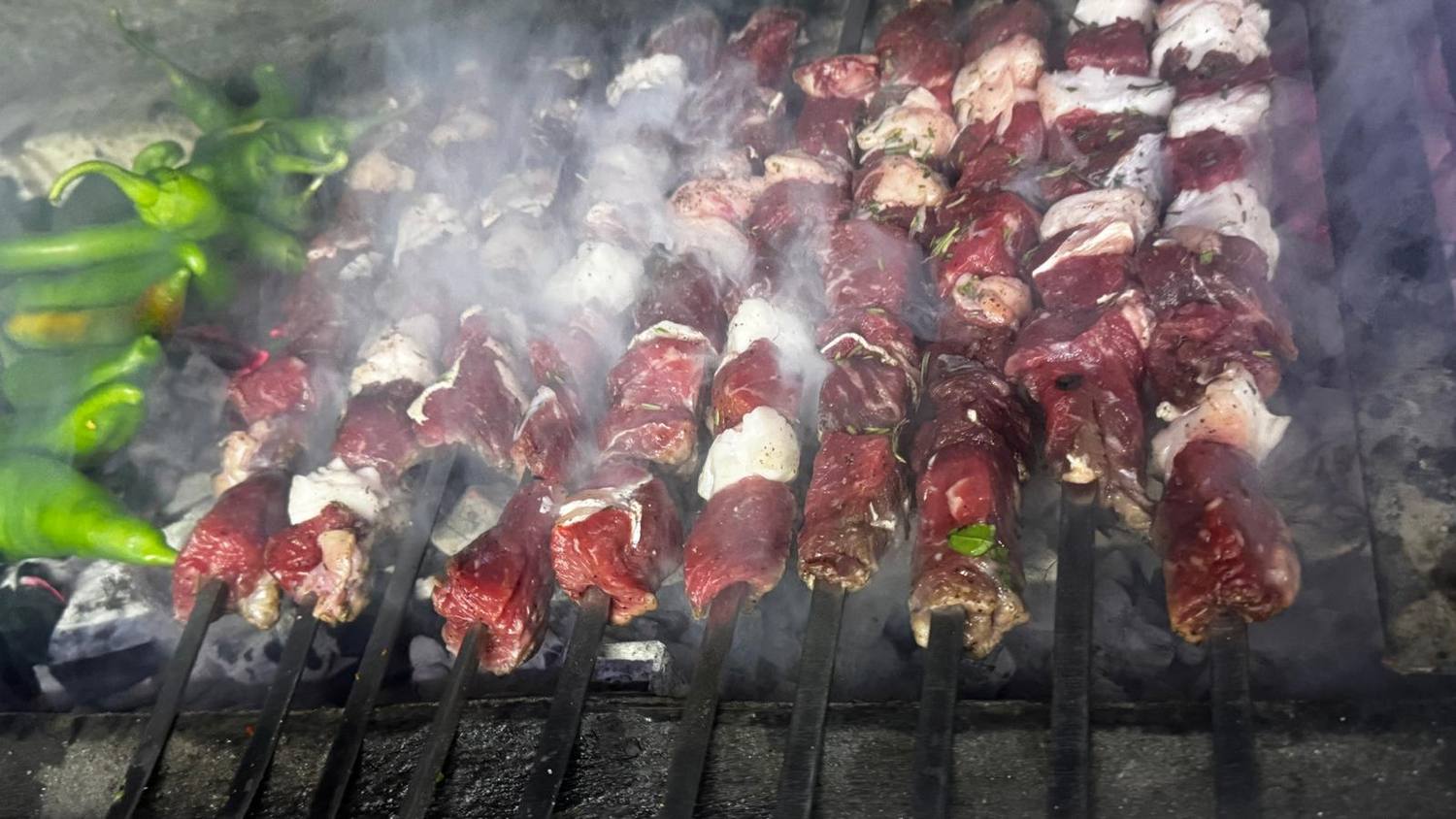 Kuzeytepe Muhtarın Yeri mangalında pişen kuşbaşı kebap şişleri