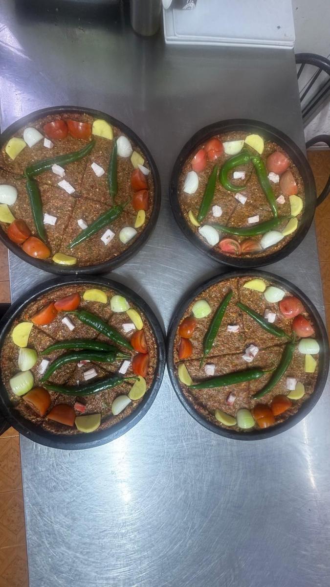 Domates ve biberle hazırlanan tepsi kebabı