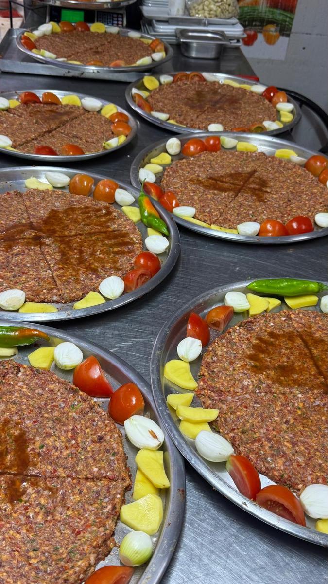 Fırına girmeye hazır tepsi kebabı tepsileri