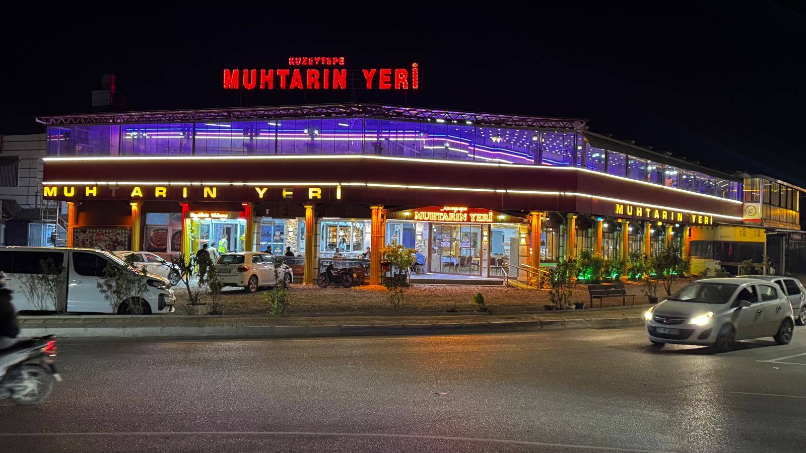 Kuzeytepe Muhtarın Yeri'nin geniş gece dış cephesi ve otoparkı