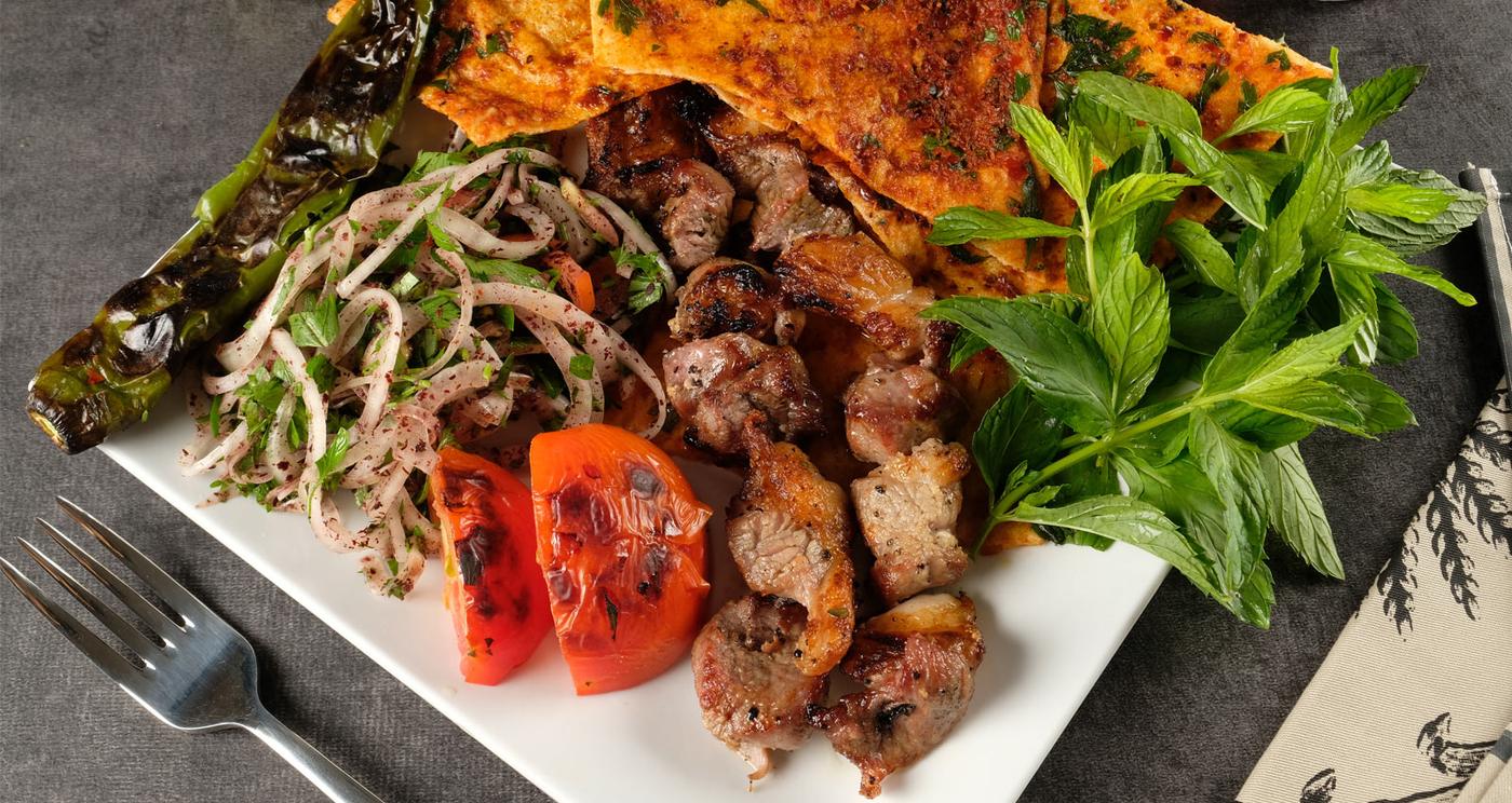 Kebap, soğan salatası ve lahmacunla hazırlanan tabak